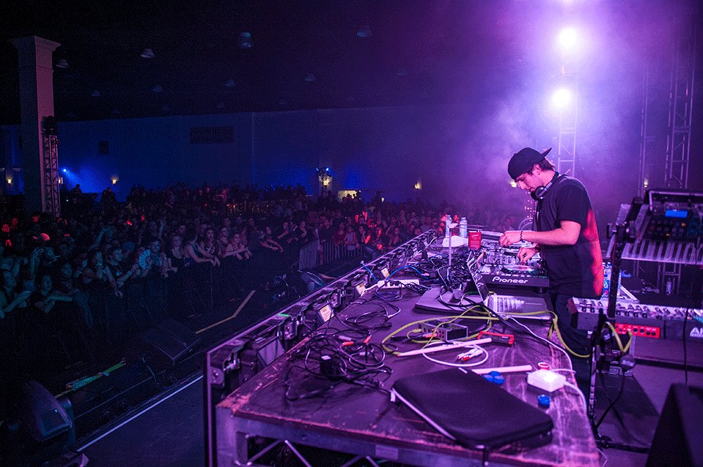 InfinityNYE's tweet photo. @ILLENIUMMUSIC getting us all in our feelz at @InfinityNYE 😏 last min tix for tonight 👉 https://t.co/JWQ7EDgaG1 https://t.co/uP5zVbak9Z