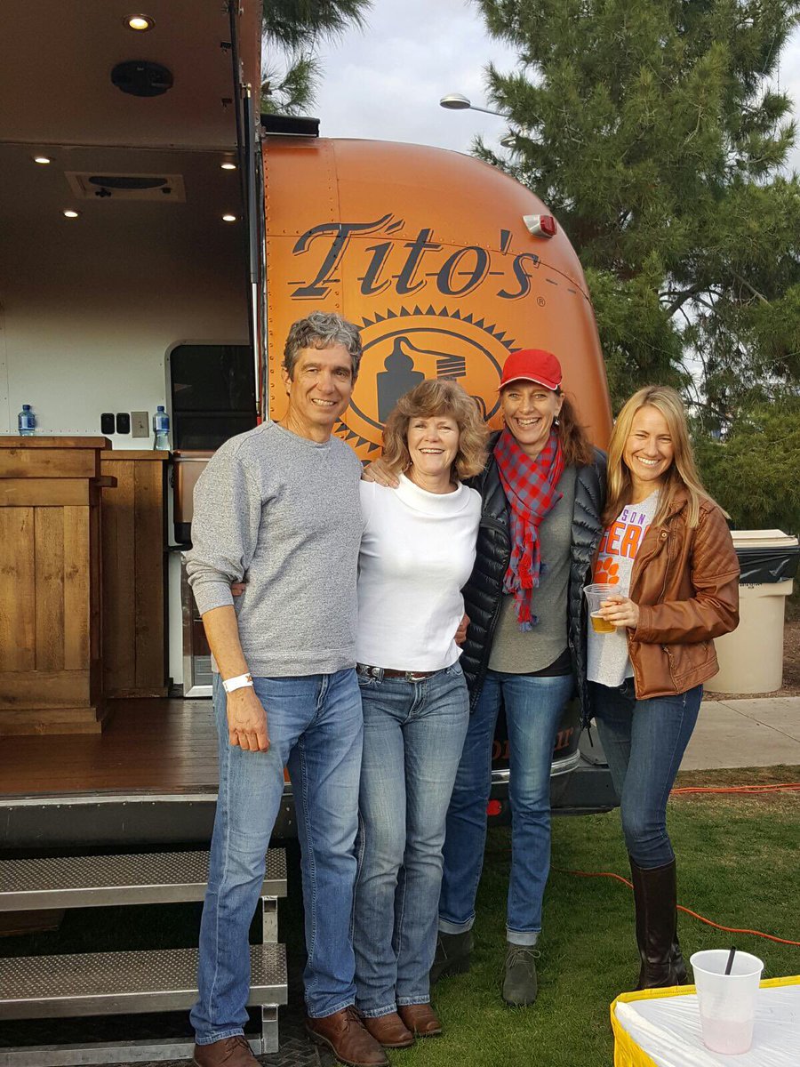 LindsayHerf's tweet image. #FiestaBowl @ClemsonTigers @OhioState #2vs#3 #Tito's