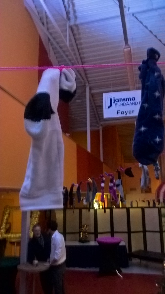 MFCBurdaard's tweet photo. De eerste 100 sokken hangen. Op naar de ........ #wereldrecord https://t.co/Ixz7bwUeoU