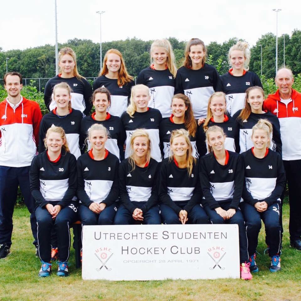 USHCDames1's tweet photo. Wij wensen iedereen een sportief, succesvol en mooi 2017 toe! Tot snel langs de lijn op @olymposutrecht bij @UtrechtseStuds! #HappyNewYear https://t.co/DVeJSY8y7y