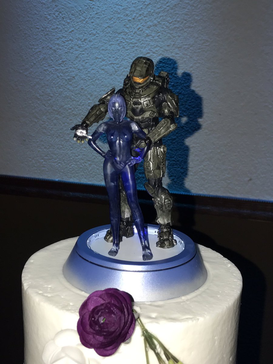Kal_GrifballHub's tweet photo. #celebratealliandmyr Perfect cake toppers! @Halo https://t.co/X96tE3VCHB