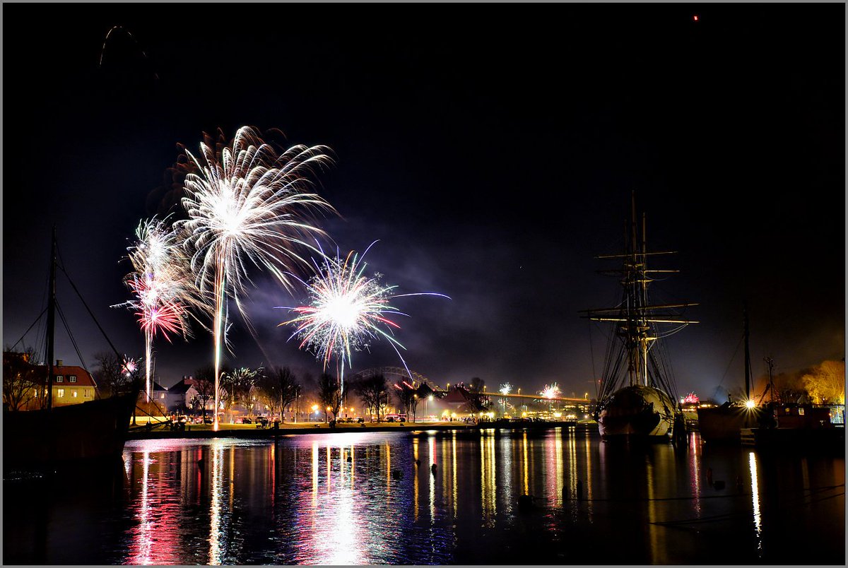 WalterWalsch's tweet photo. Godt Nytt År 2017 i fra #Isegran i #Fredrikstad
Happy New Year #Norway
#Tamron #SP2470mm
@Fredrikstadkomm 
@ostfoldfk 
@OpplevFredrikst https://t.co/jqLAAdcJpv