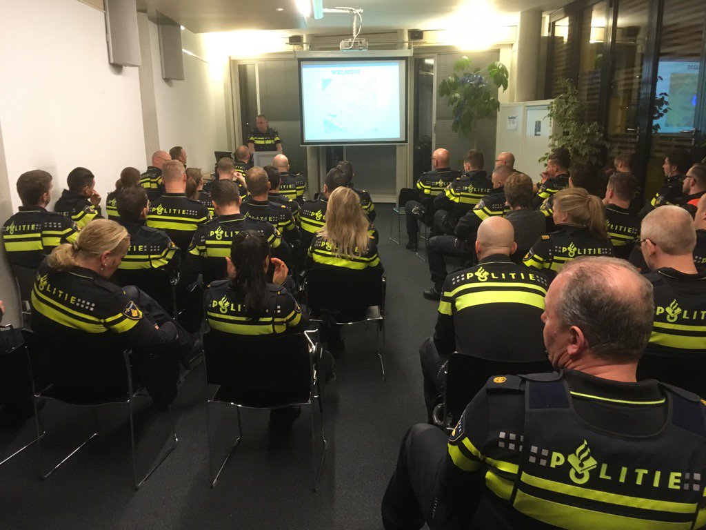 arnoudrodenburg's tweet photo. Politie briefing geweest, nu zijn de eenheden voor onze veiligheid op straat. #ON2016 @Midden_Delfland https://t.co/rWWOtqQLVl