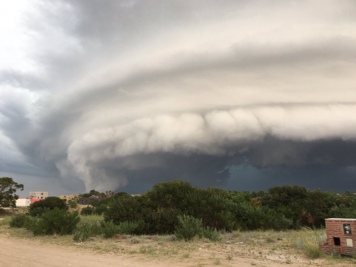 NicoStone18's tweet photo. La tormenta perfecta !! #Pinamar #verano2017 https://t.co/Ow62QUUG5h