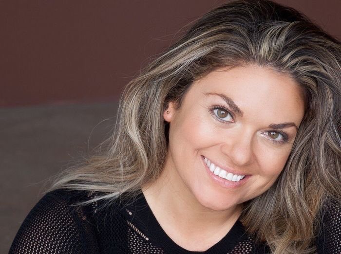 StarryMag's tweet image. .@jennifercetrone fans read reporter @NotYerAvgChick&apos;s interview with the star of @RileyTheSeries - starrymag.com/jennifer-cetro… #RileyTheSeries