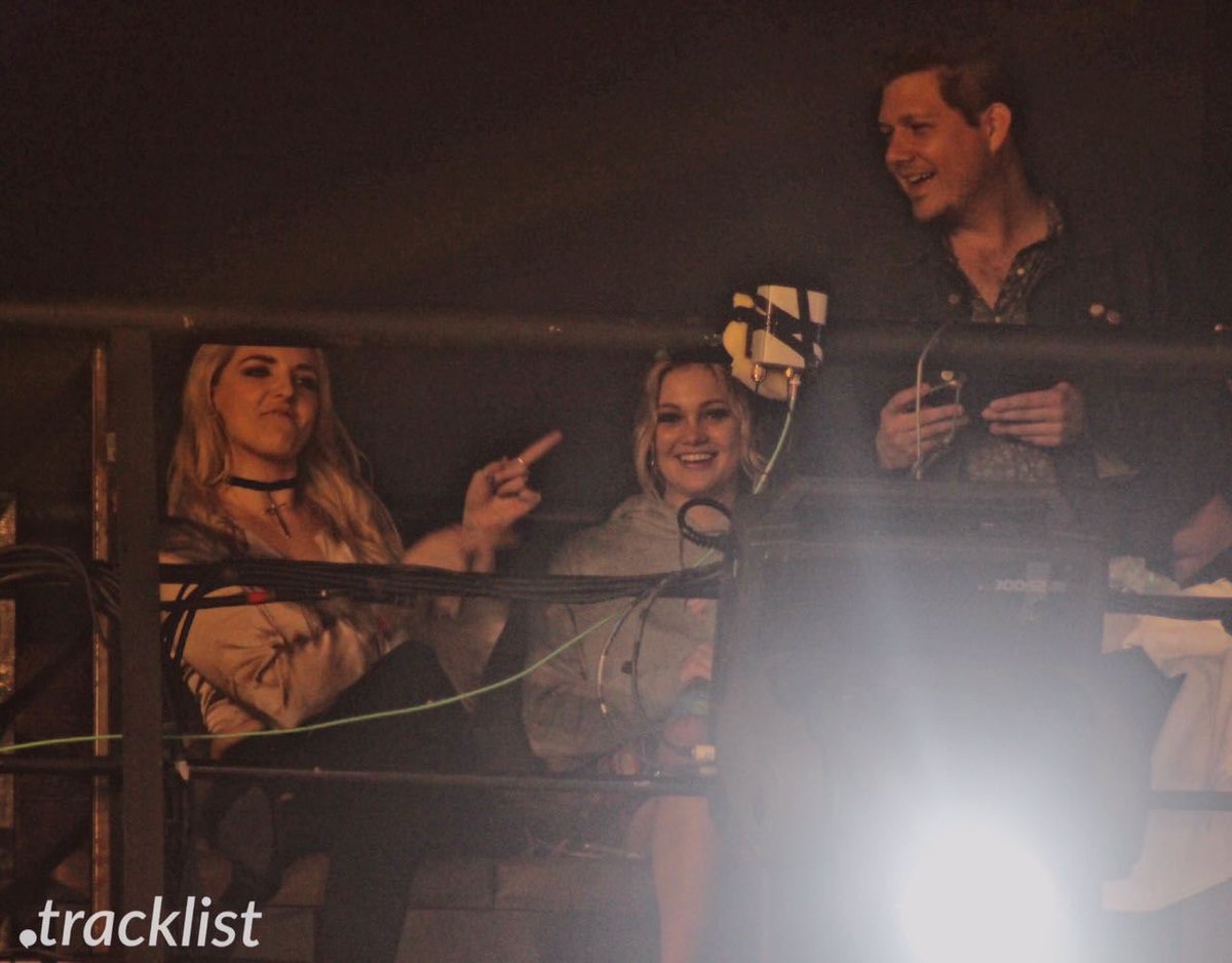 Olivia_HoltFR's tweet photo. #PHOTO - Olivia, son guitariste et Rydel Lynch au #FunPopFunFestival à Saõ Paulo le 14 décembre. https://t.co/tsdDHdOayI