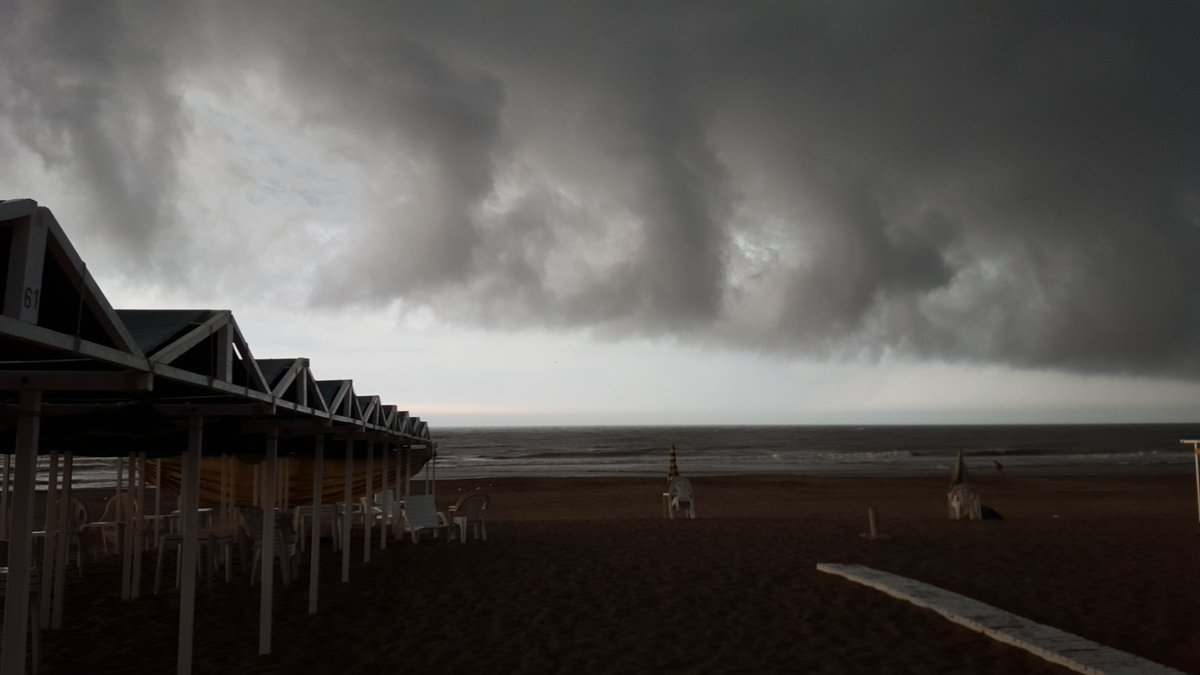 Carocoscarelli's tweet photo. Secuencia de la tormenta en #Pinamar #llueve en el último día del año. Que barra con todo lo feo! #climaenlacosta #weatherphoto #clima https://t.co/iIllZIhQh8