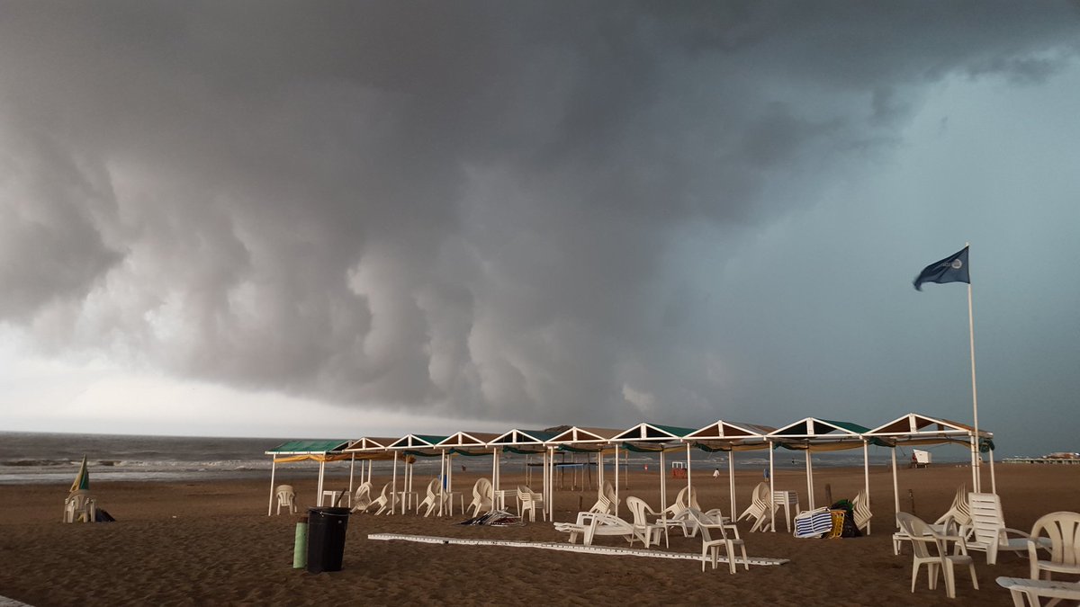 Carocoscarelli's tweet photo. Secuencia de la tormenta en #Pinamar #llueve en el último día del año. Que barra con todo lo feo! #climaenlacosta #weatherphoto #clima https://t.co/iIllZIhQh8