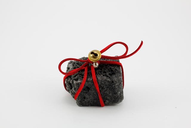 mental_floss's tweet photo. In Scotland, the first person to cross your homeβs threshold in the New Year must bring you gifts, including salt, bread, coal, and whiskey. https://t.co/o2dcTkKjCz