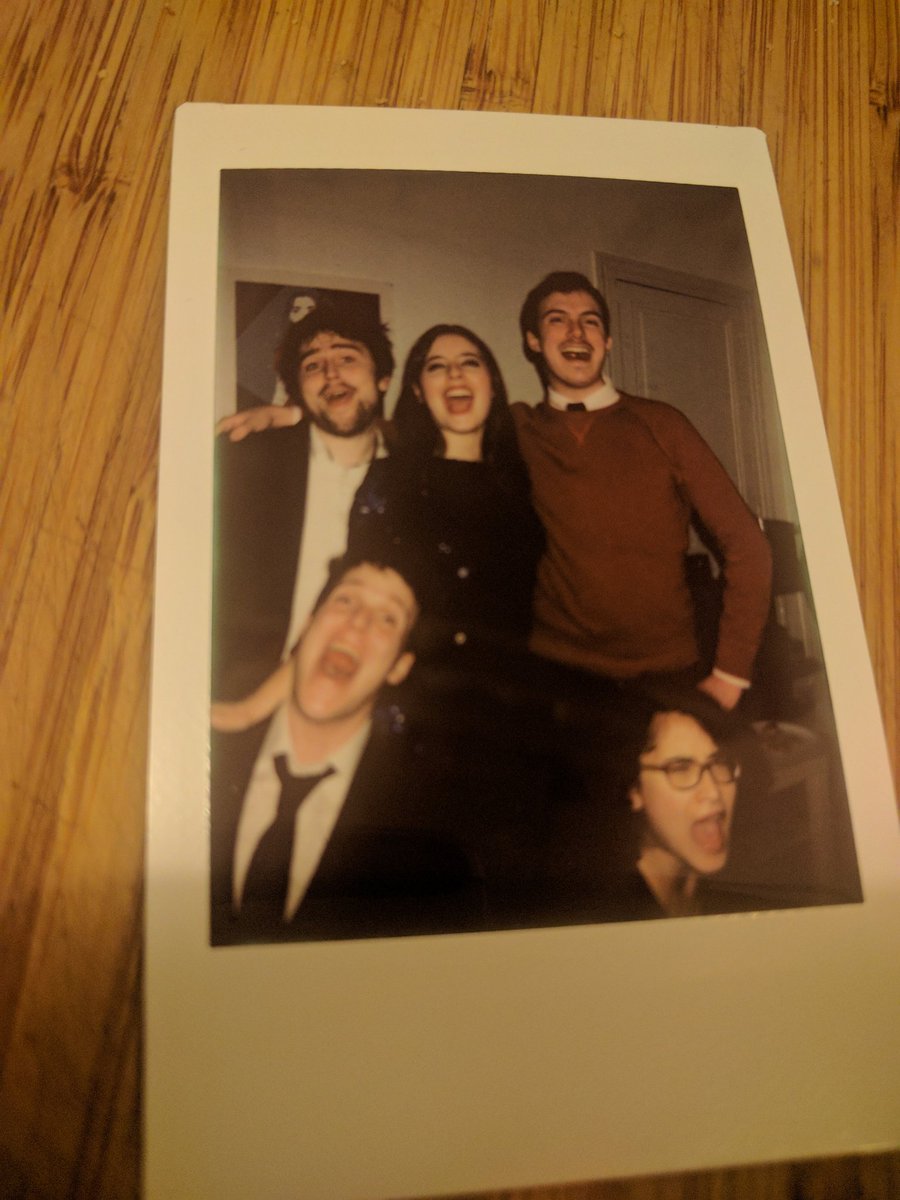 Kulturbreakdown's tweet photo. La division française de @Kulturbreakdown vous souhaite un excellent réveillon (et embrasse bien fort @Clemence_Mcl) https://t.co/vSobeow9xg