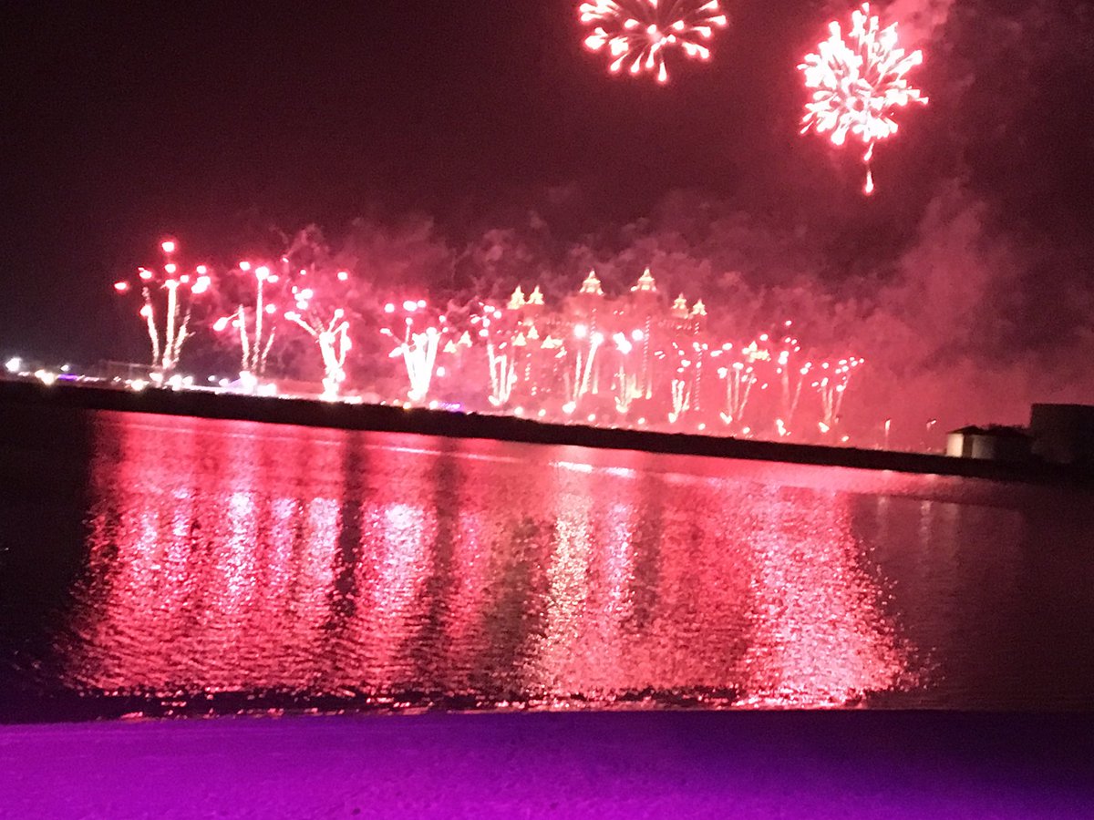 BRINDAPAREKH's tweet photo. #HAPPYNEWYEAR2017 #rockingparty #whataview #fireworks #awesomedubai https://t.co/85HpvbxgYd