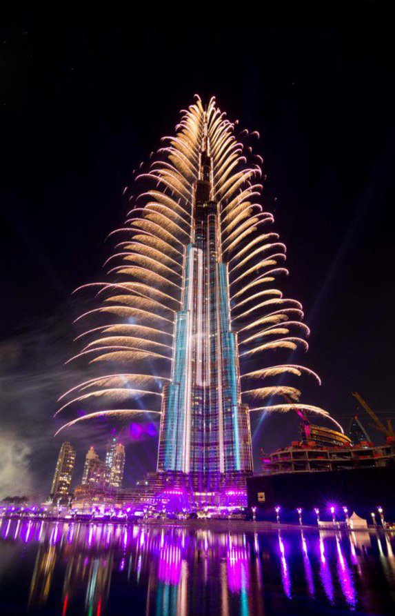 #صورة_اليوم : برج خليفة في #دبي أثناء استقبال العام الميلادي الجديد 2017