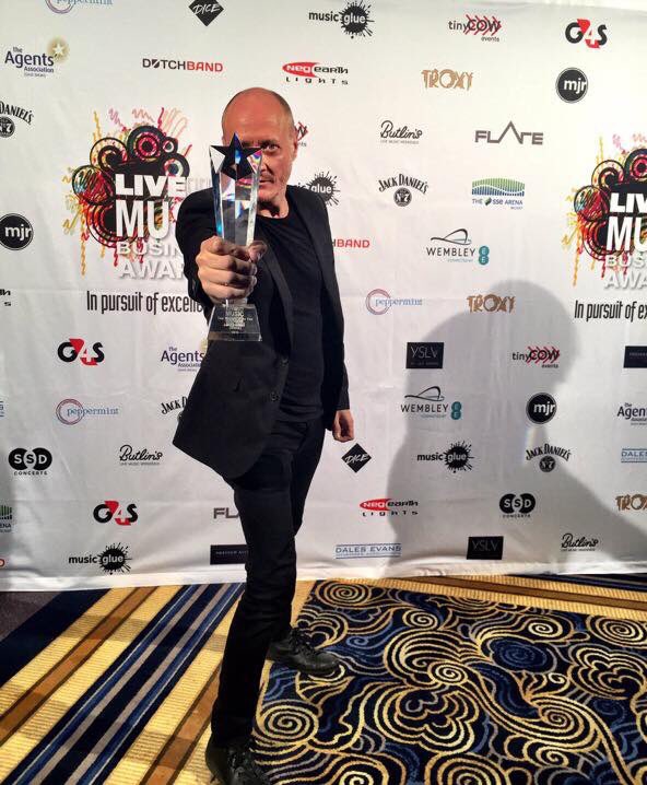 MusersOfMuse's tweet photo. Tuvimos también el Live Music Business donde @glenrowe ganó como mejor manager 🎉#Muse2016 https://t.co/KKeSbA0xxs