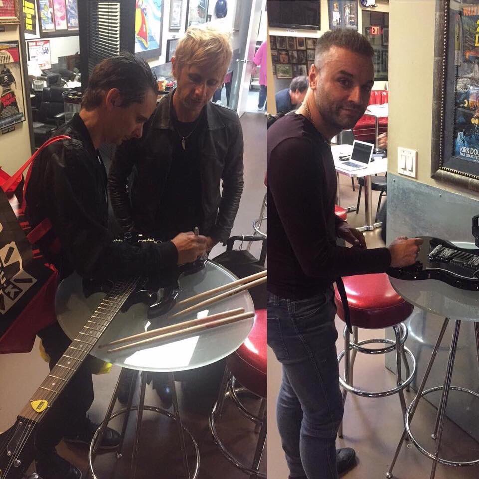 MusersOfMuse's tweet photo. Continuamos con el mes de Octubre, donde los chicos fueron a los estudios Loyal #Muse2016 https://t.co/MmqUjyad4o