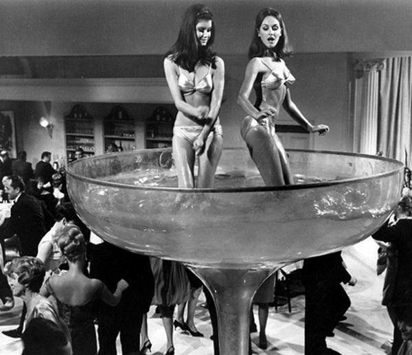 HistoryInPics's tweet image. New Years Eve, 1960.