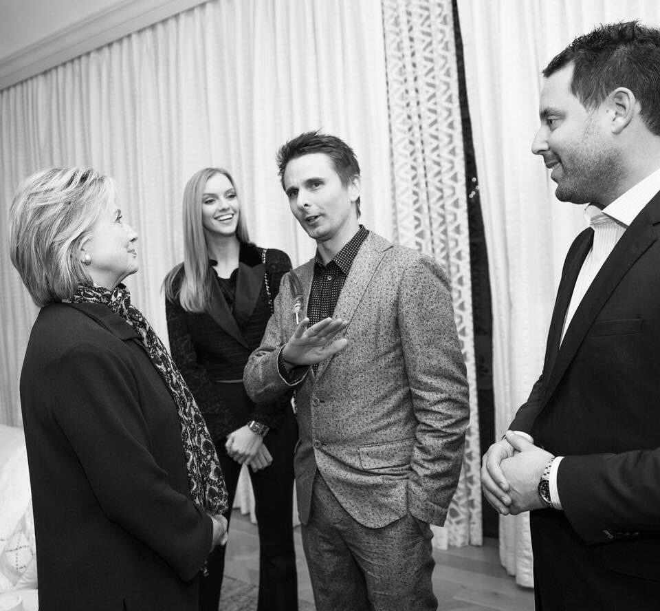 MusersOfMuse's tweet photo. Aunque Matt se mantiene un tanto apartado de la política en Noviembre visitó a Hilary. #Muse2016 https://t.co/OWwvmBJPjf