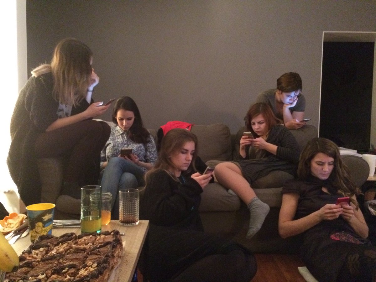 hellobulla's tweet image. Дiвчата веселяться як можуть.