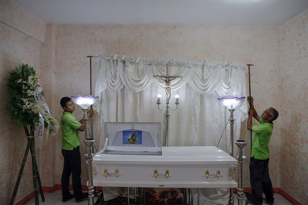 This is what the war on drugs looks like, through the lens of Reuters’ <a href="/damirsagolj/">Damir Sagolj</a>: reut.rs/2hwjmJW (WARNING: Graphic images)