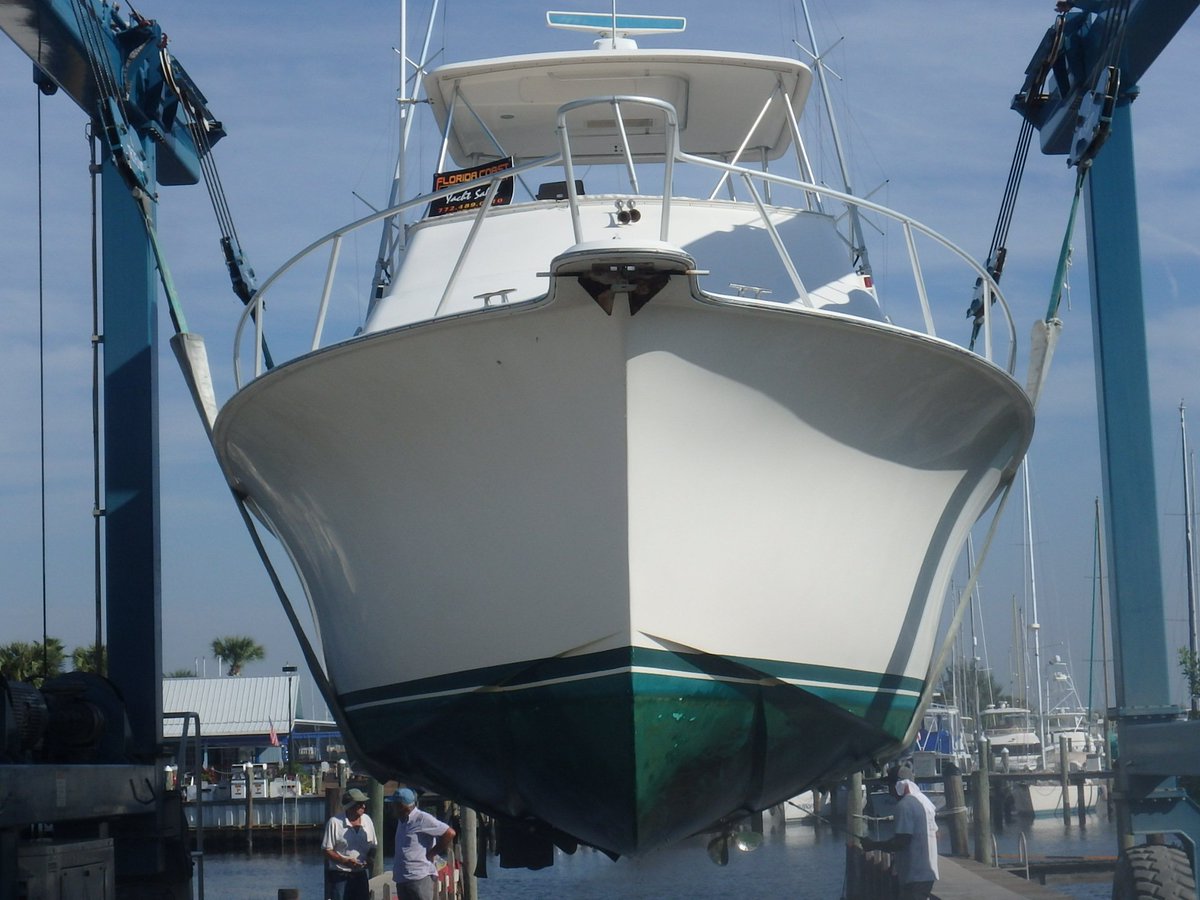 thermoman7's tweet photo. The marine surveyor performs a thorough inspection of all internal and external components https://t.co/MjYuOmZqKO #fortlauderdaleboatshow https://t.co/53M2GPUp92