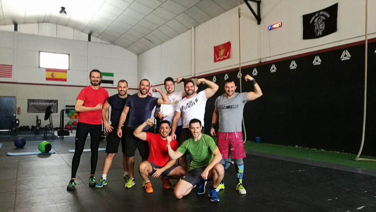 Charliedb4's tweet photo. #Crossfit @anabelpump pues tocó #halterofilia en #Boxcenter con compañeros. así da gusto! y presumiendo de cuerda!! @VelitesSport thanks you https://t.co/2JTIY4l9WW