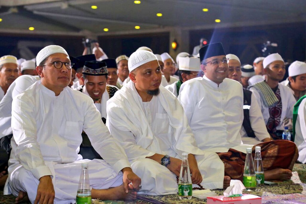 Jelang 2017, <a href="/aniesbaswedan/">Anies Rasyid Baswedan</a> Berdzikir Bersama Para Ulama Di Masjid At Tin , Jakarta Timur 
#TahunBaruGubernurBaru