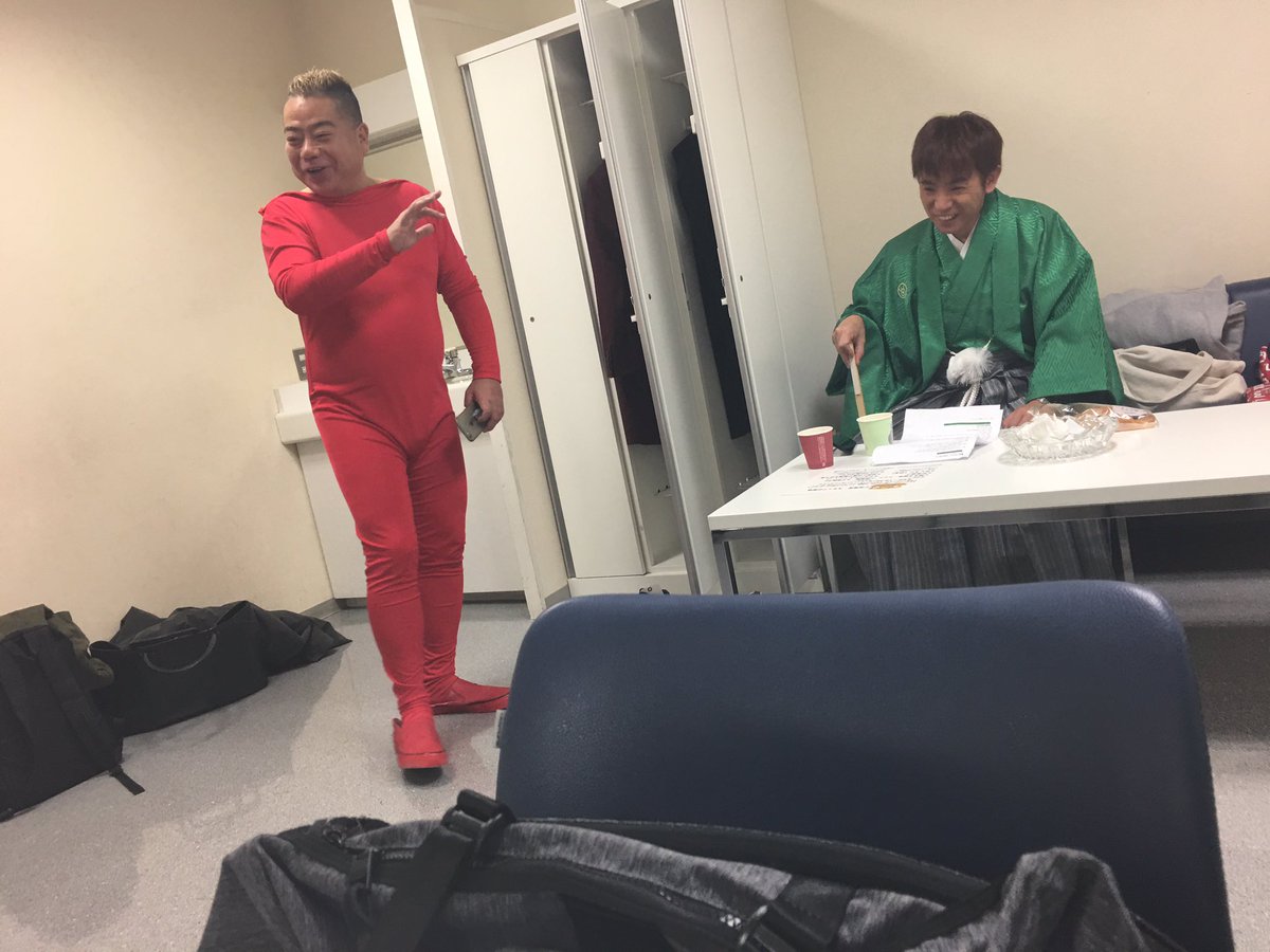 赤はケツに穴が開いた ほぼ全身タイツ をはいている変態です。緑は 