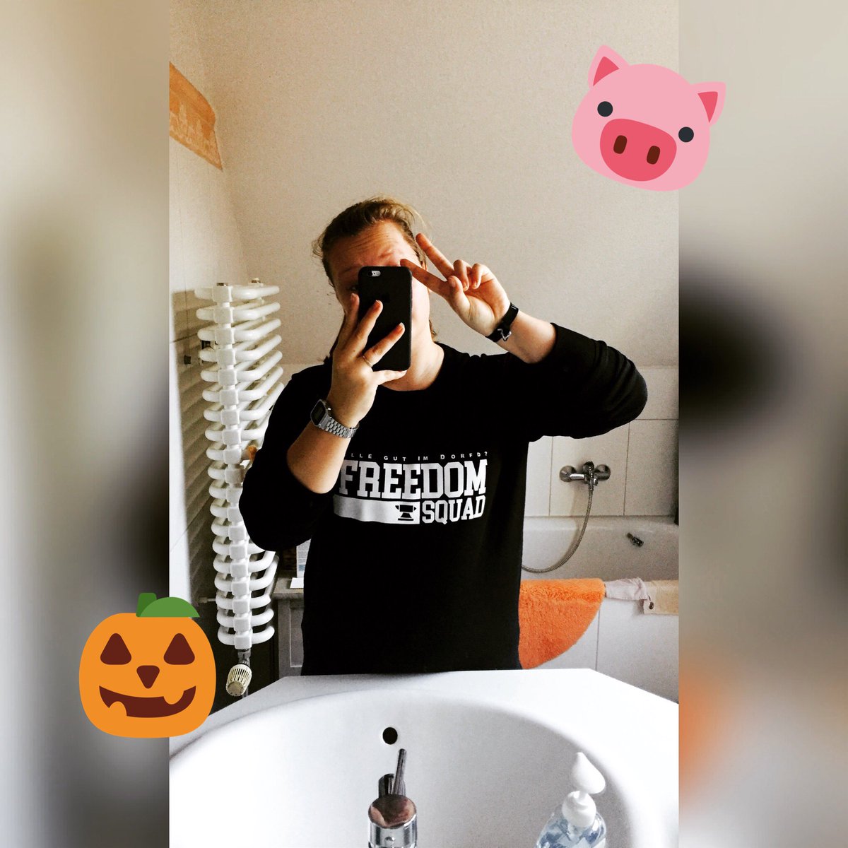 lenaxmth's tweet photo. Ins neue Jahr im #FreedomMerch @Paluten ❤ https://t.co/tPAuwGpX62