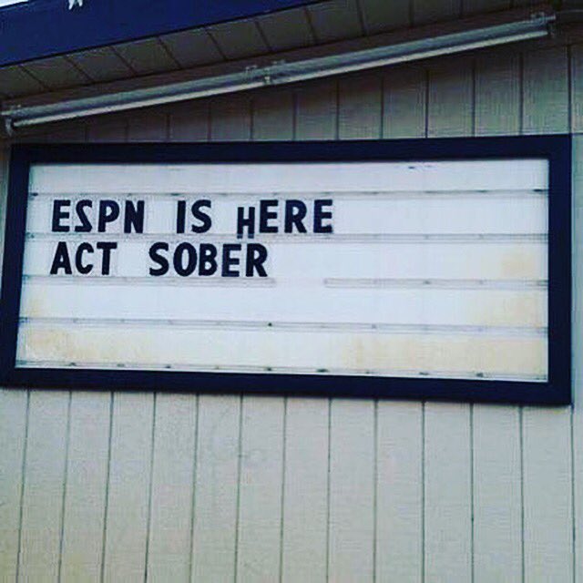 ImShmackedWMU's tweet photo. @collegegameday number 3 sign out of 50. Great acting Broncos, good enough for a movie. #RTB #wmubroncos #wmutailgate ImShmackedWMU https://t.co/qPnXfVrFST