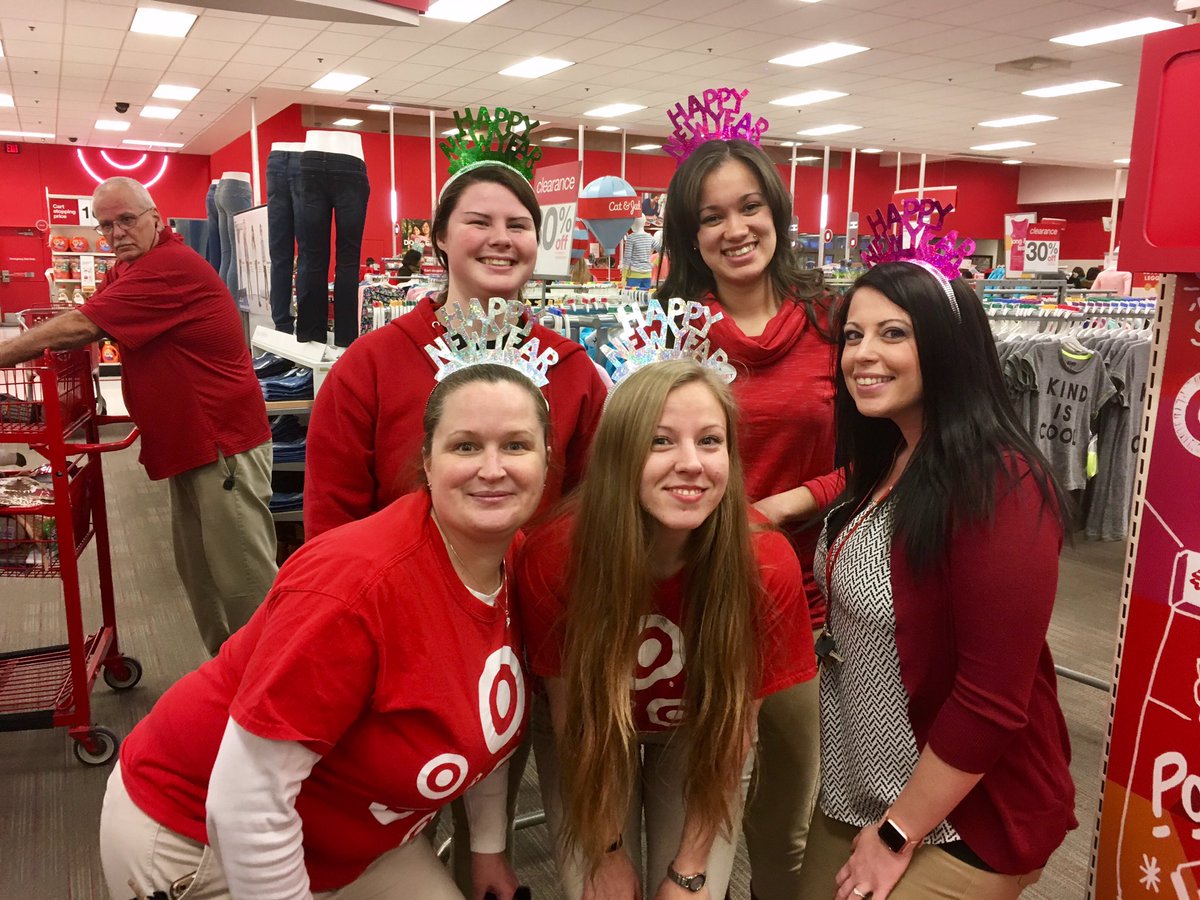 LizzyC1313's tweet photo. #HAPPYNEWYEAR from the #T0354 crew๐ #ClosingItDown #LastSelfieOfTheYear #RockinCrew #worksomewhereyoulove ๐ฏโค๏ธ@BridgetMcP29 @BullseyeB354 https://t.co/NYu1GSzNPL
