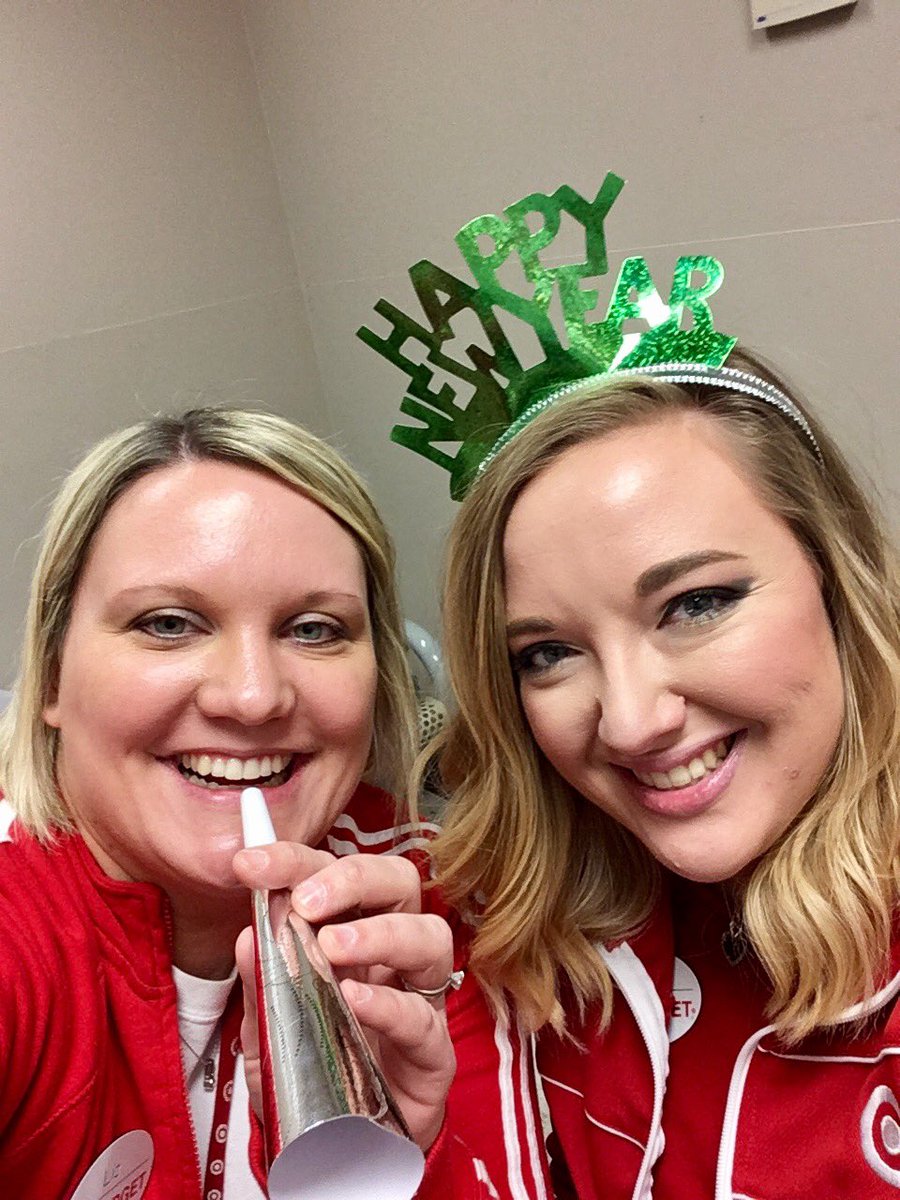 LizzyC1313's tweet photo. #HAPPYNEWYEAR from the #T0354 crew๐ #ClosingItDown #LastSelfieOfTheYear #RockinCrew #worksomewhereyoulove ๐ฏโค๏ธ@BridgetMcP29 @BullseyeB354 https://t.co/NYu1GSzNPL