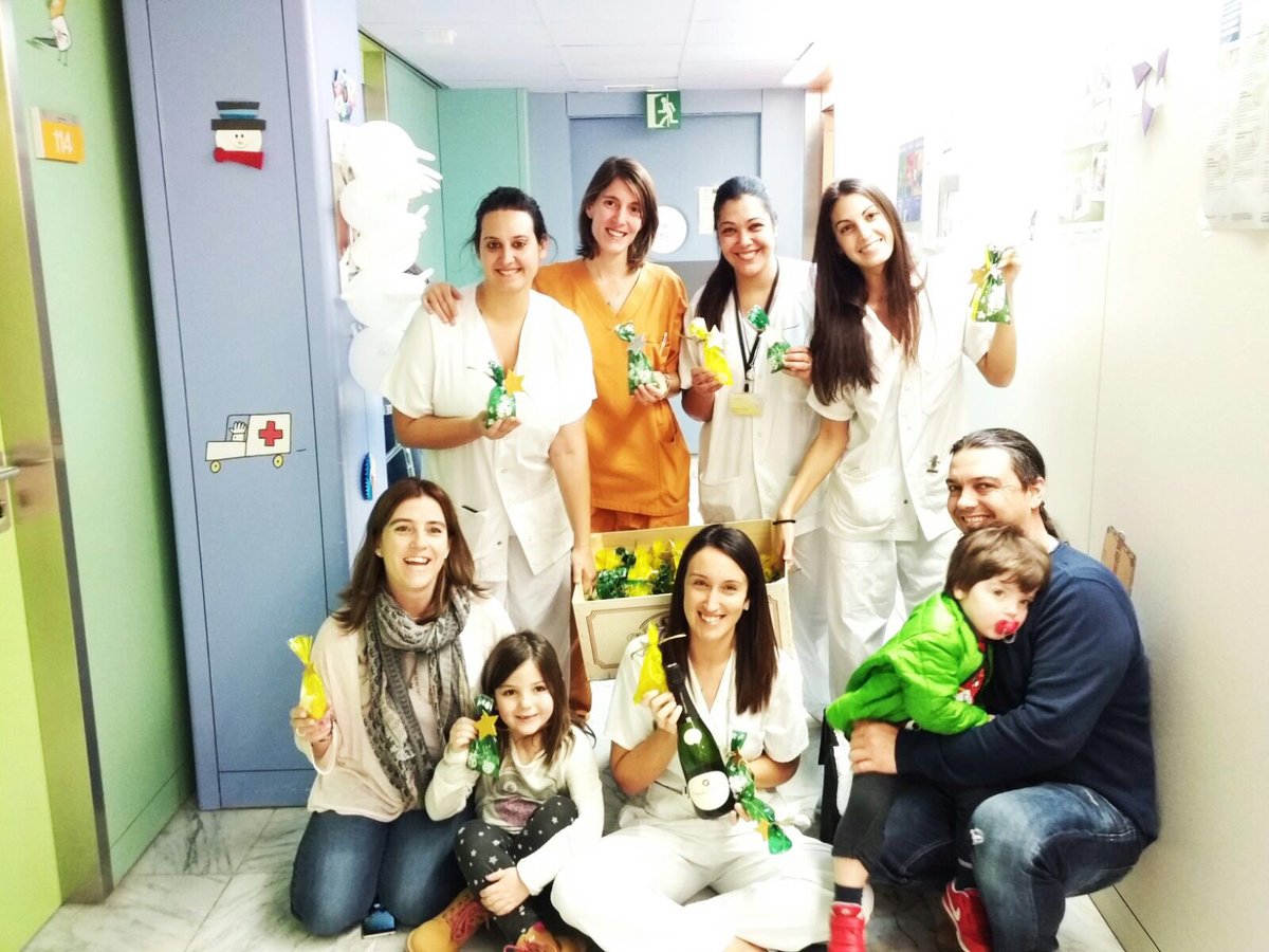 EsdiroDaz's tweet photo. Bon Any 2017!!! Feliz Año 2017!! Happy New Year!!! Des de Oncohematologia Pediàtrica!! @hvhebron https://t.co/9U1lvwS3Ie