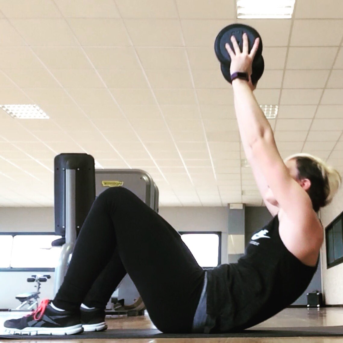 MRoby10_7's tweet image. #screencaps From my last workout of 2016
#nopainnogain #ironabs #core #workout #fitgirl #fitnesslife #fitlife #dumbbell #crunch
