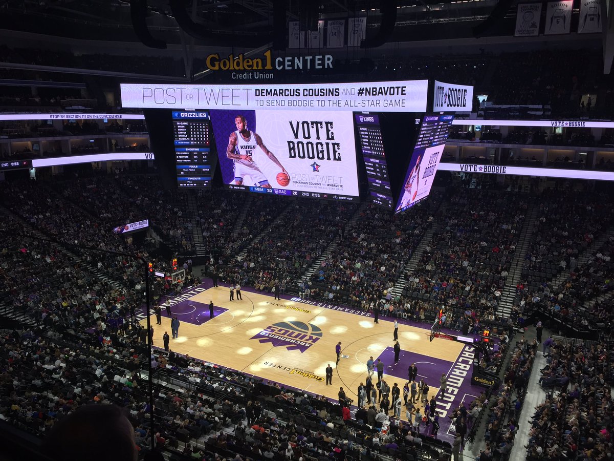 Spending NYE with the <a href="/SacramentoKings/">Sacramento Kings</a>! 😂 Please send <a href="/boogiecousins/">DeMarcus Cousins</a> to the All Star game!! #NBAVote #sacramentoproud