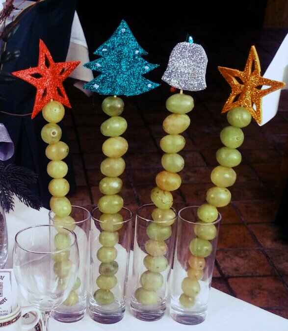AliciaLecha's tweet photo. Estas uvas seguro que traen suerte!  #Feliz2017 https://t.co/wpamLPKgyA