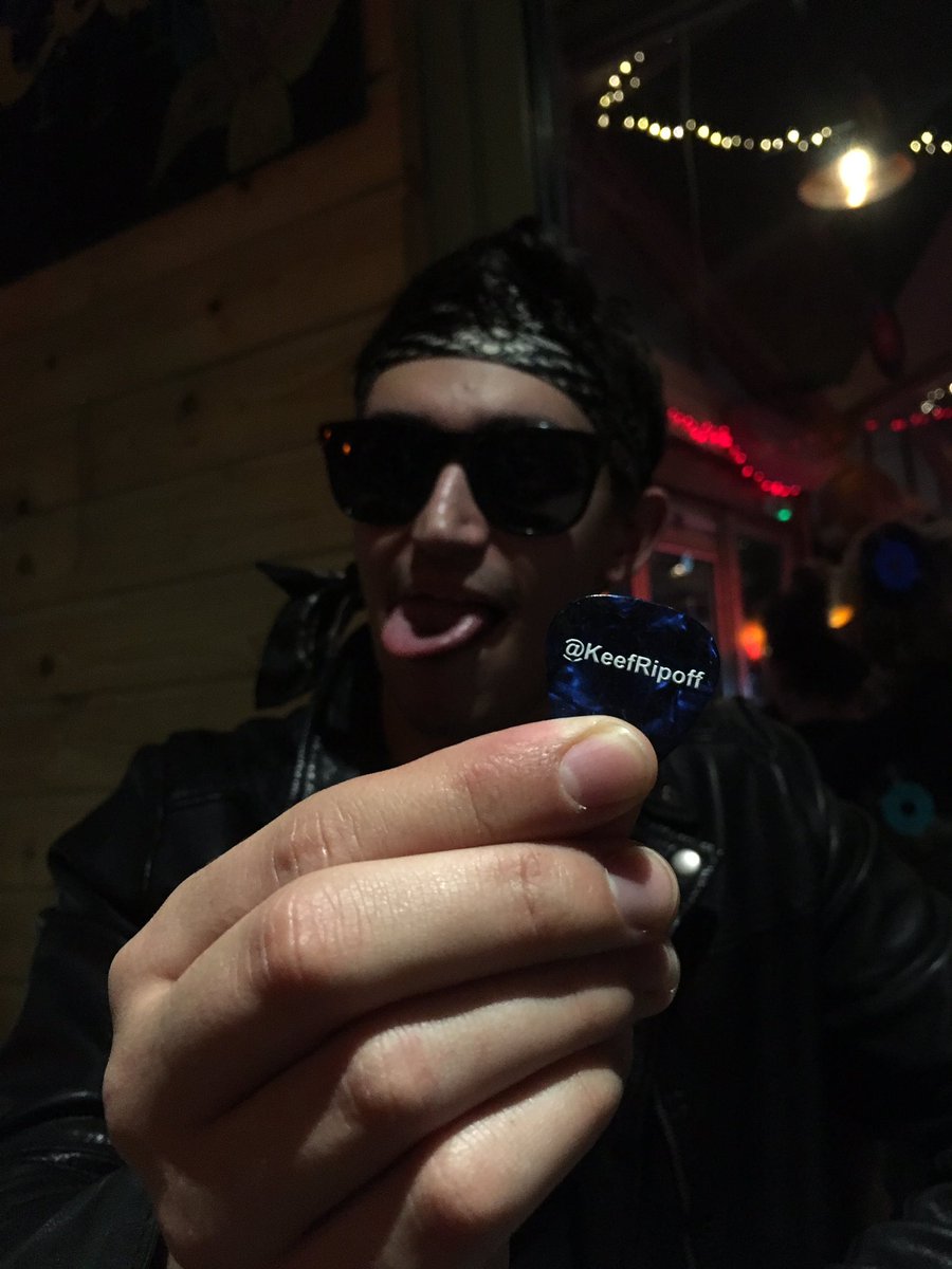 annabel28's tweet photo. @KeefRipoff happy new year, enjoy your 🚬 https://t.co/M2jPu131ao