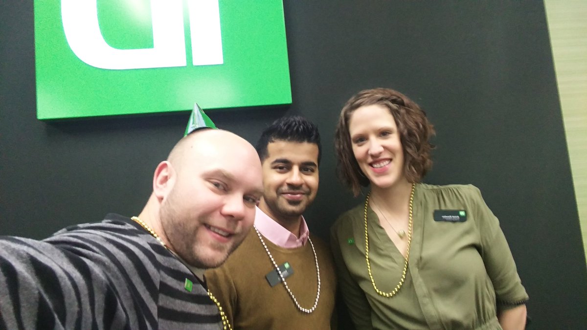 DavisBrown1612's tweet photo. #NewYearsEve #working #workfamily #readyforthenight @absmitherz @Sidney_Ottmann @maggie_dominik @BrianGervais_TD @SeanHopkinsYYC @jcrosilla https://t.co/92NnHWUgQJ