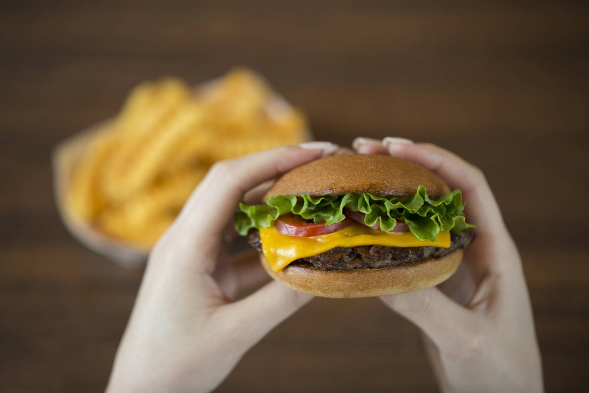CeliacSelection's tweet image. Top pick of the day goes to @shakeshack gluten free cheeseburger!