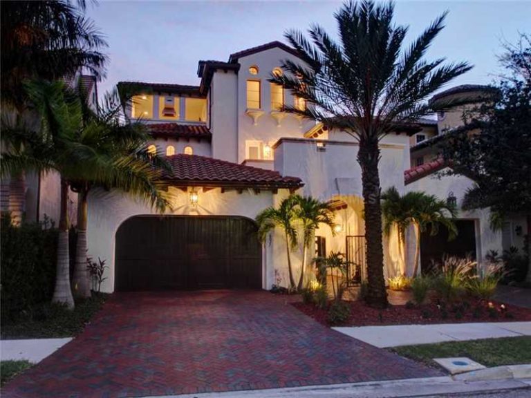 DesignerREstate's tweet image. A beautiful, nearly 5000 sqft pool home in #Tampa, #Florida! This bachelor pad includes built-in fish tanks and an elevator! #resolution