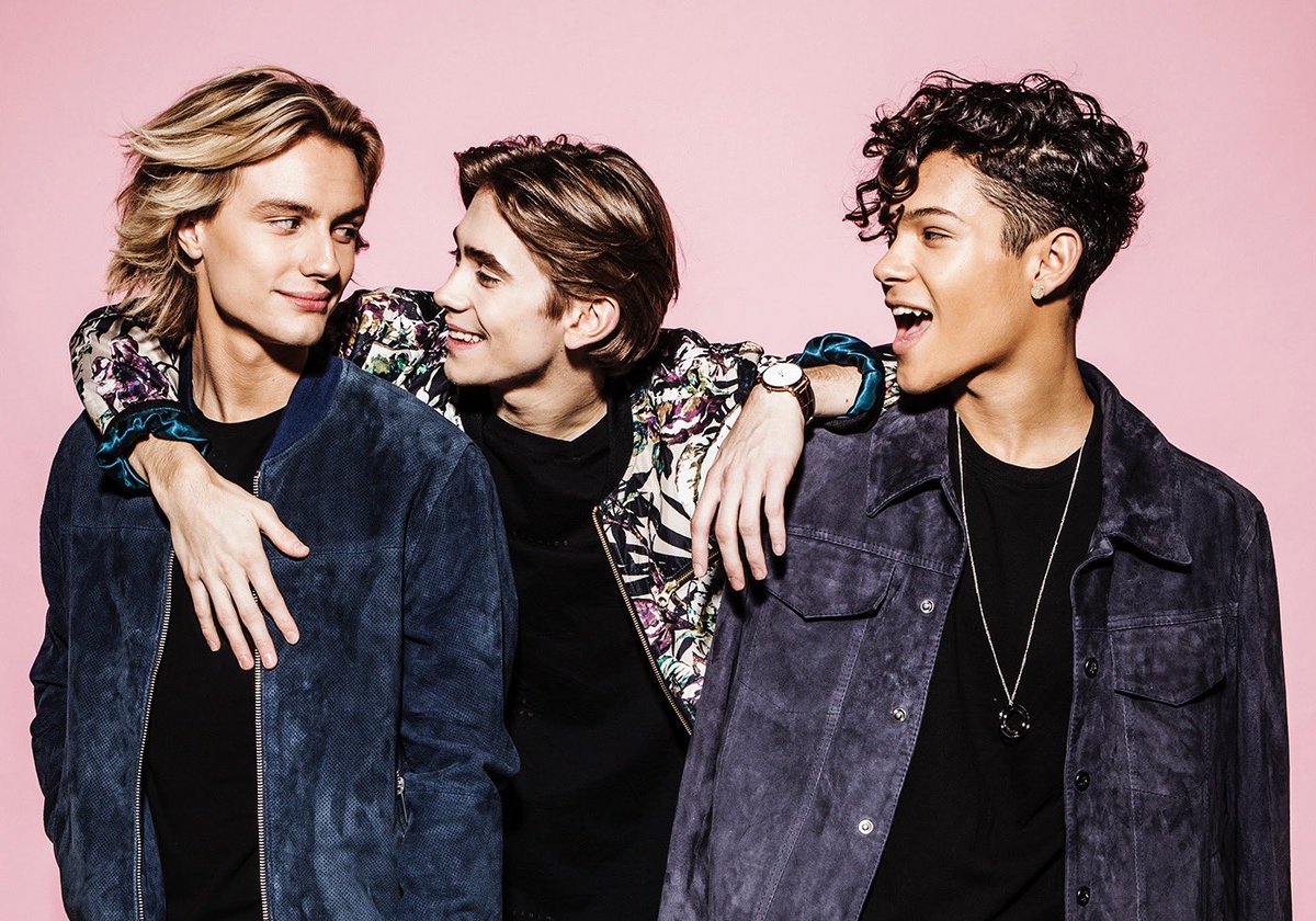 FOandOmusic's tweet photo. HAPPY NEW YEAR 🎉❤️ 2017 WE GON BLOW YOUR FREAKIN MINDS!! Who's excited??!?!! 😏 #foooers #fooofamily https://t.co/FuxjYj1cf0