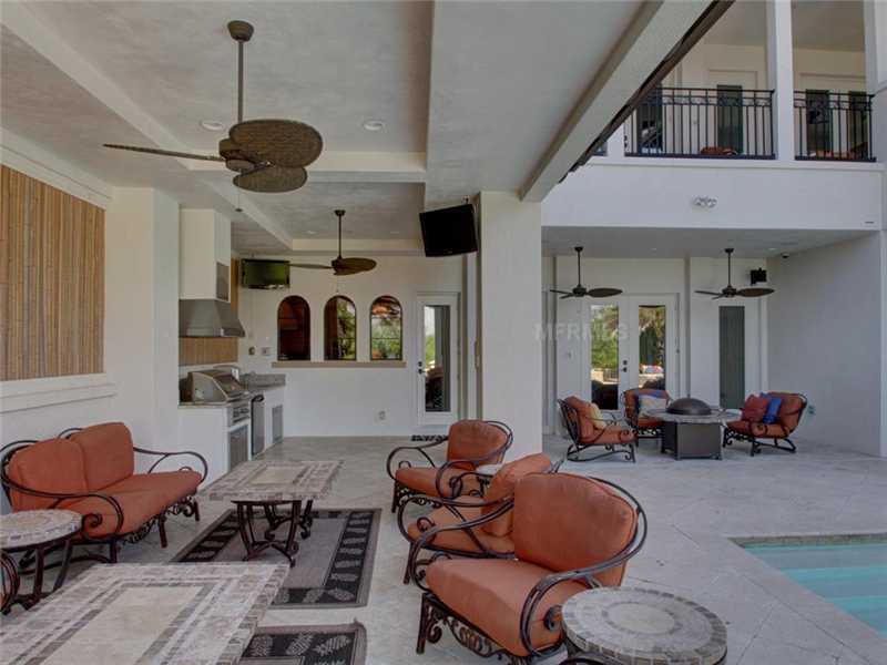 DesignerREstate's tweet image. A beautiful, nearly 5000 sqft pool home in #Tampa, #Florida! This bachelor pad includes built-in fish tanks and an elevator! #resolution