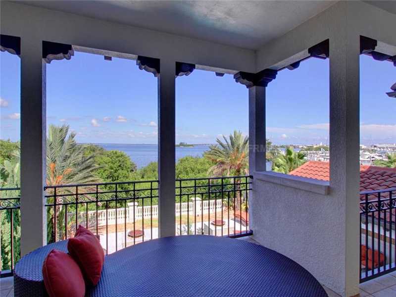 DesignerREstate's tweet image. A beautiful, nearly 5000 sqft pool home in #Tampa, #Florida! This bachelor pad includes built-in fish tanks and an elevator! #resolution