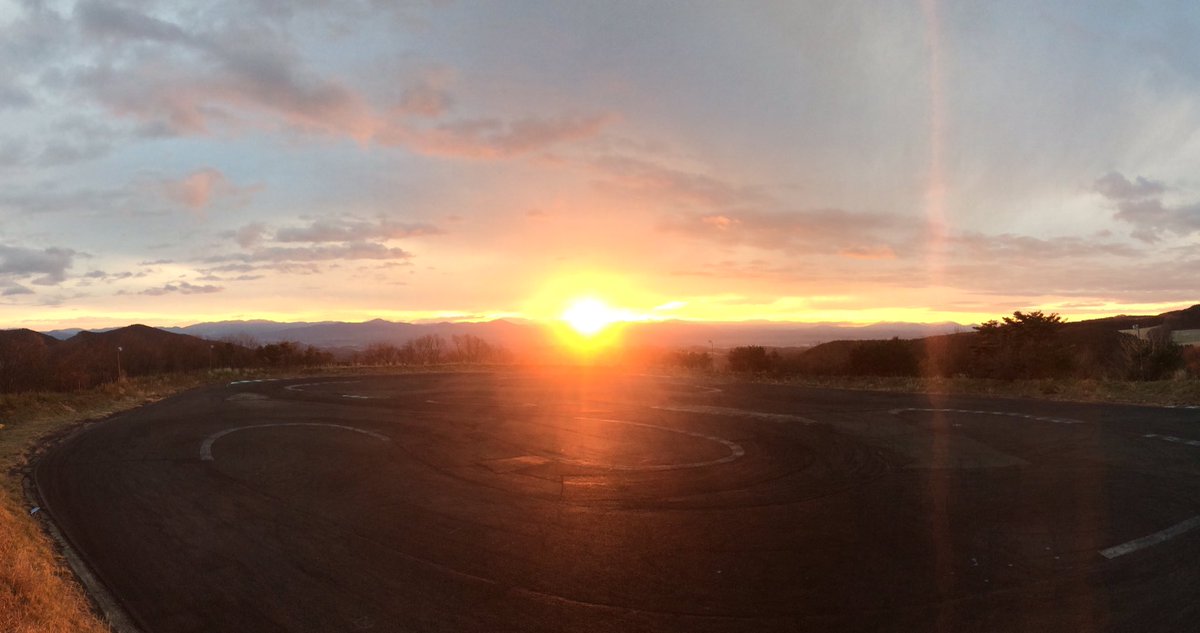 Naoto_Suenaga's tweet image. #Happynewyear2107
#Firstsunrise
#Ebisucircuit
#あけましておめでとう
#今年もよろしくお願いします
#初日の出
#エビスサーキット
#ドリフトランド