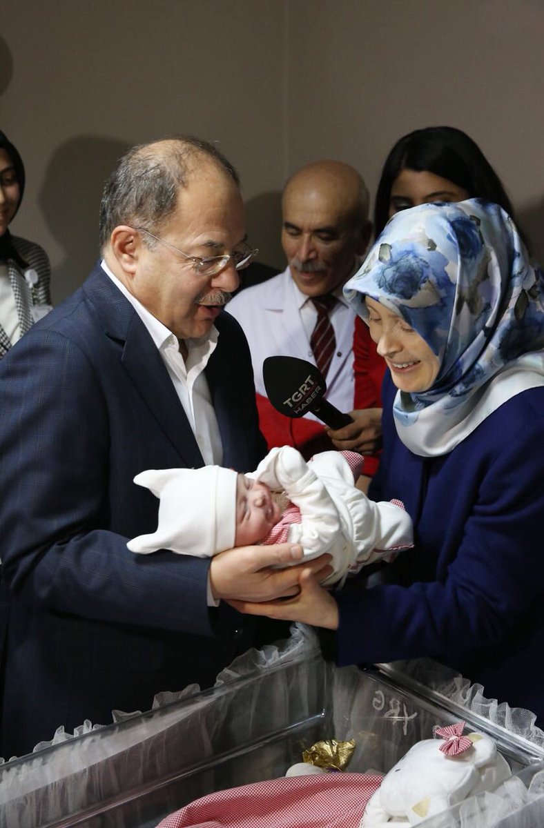 DrRecepAkdag's tweet photo. 2017'nin ilk dakikalarında ailesini sevince boğan güzel bebek, ömrün sağlık ve huzurla dolsun. https://t.co/OTM40mxHb7