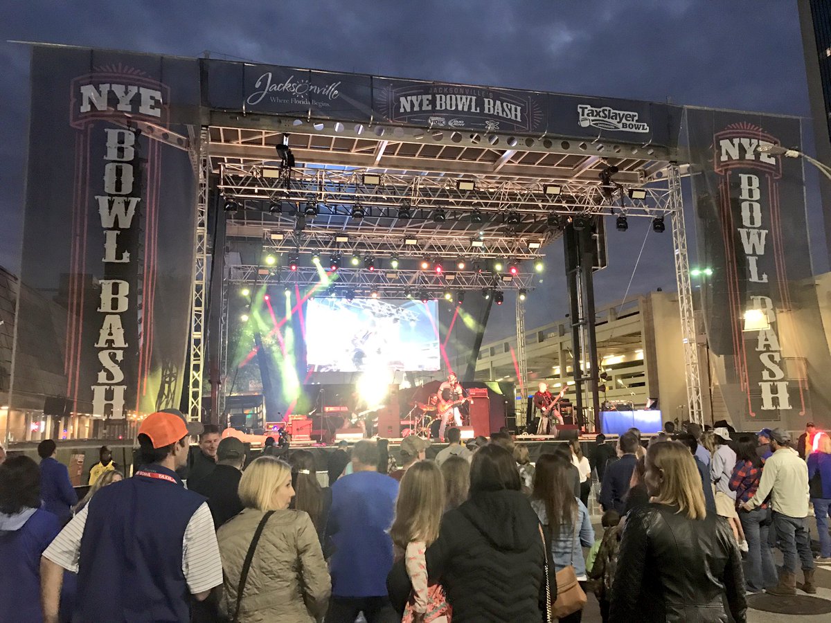 jakegordon's tweet image. Rocking out to #JoshPhillips at #NYEBowlBash 2017 in @TheElbowJax. Corner of Forsyth &amp;amp; Ocean in #DTJax.