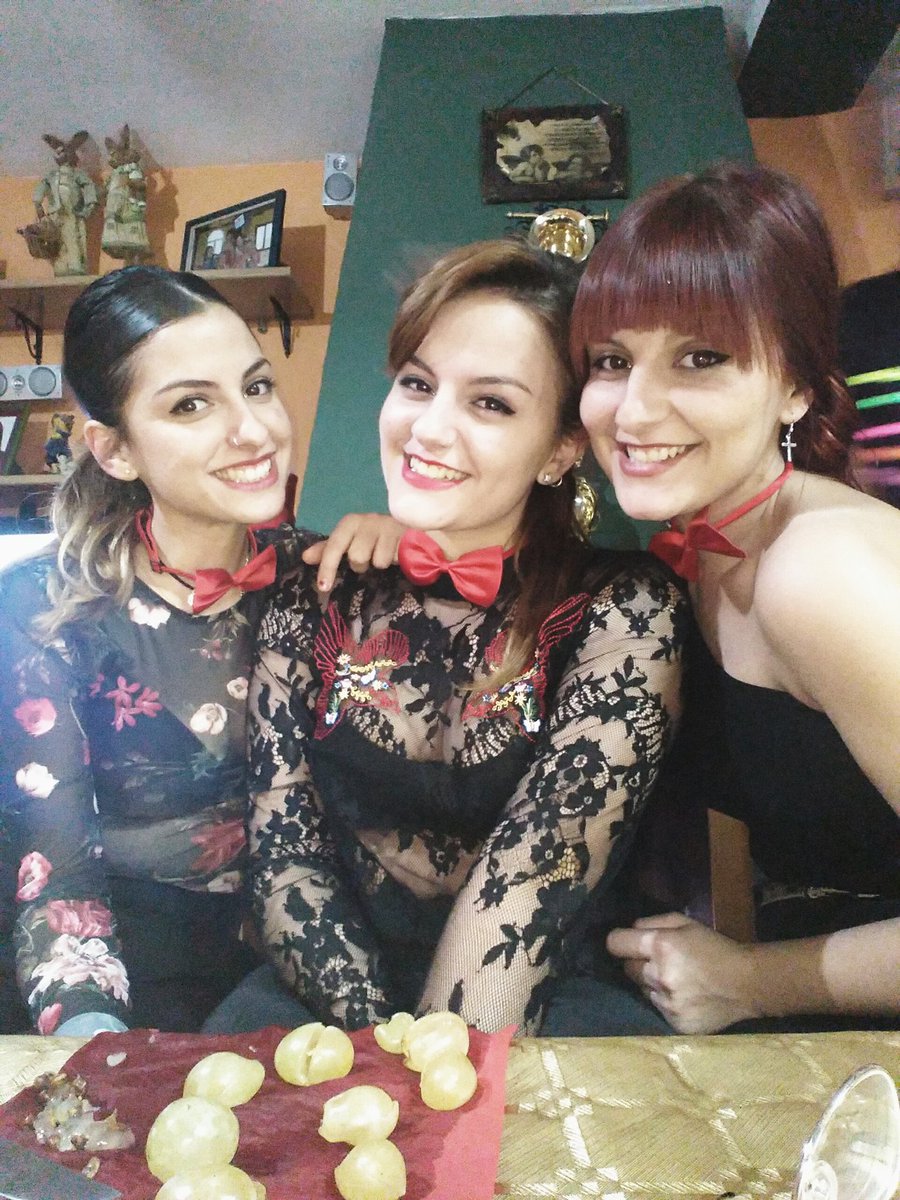 vanesssitagm's tweet photo. Feliz 2017!! #ChildhoodMemoriesAndSharedSmiles #HermanasGonzalez @MGonsaleh17 @rakelessgm https://t.co/Iw9ZIOHFXz
