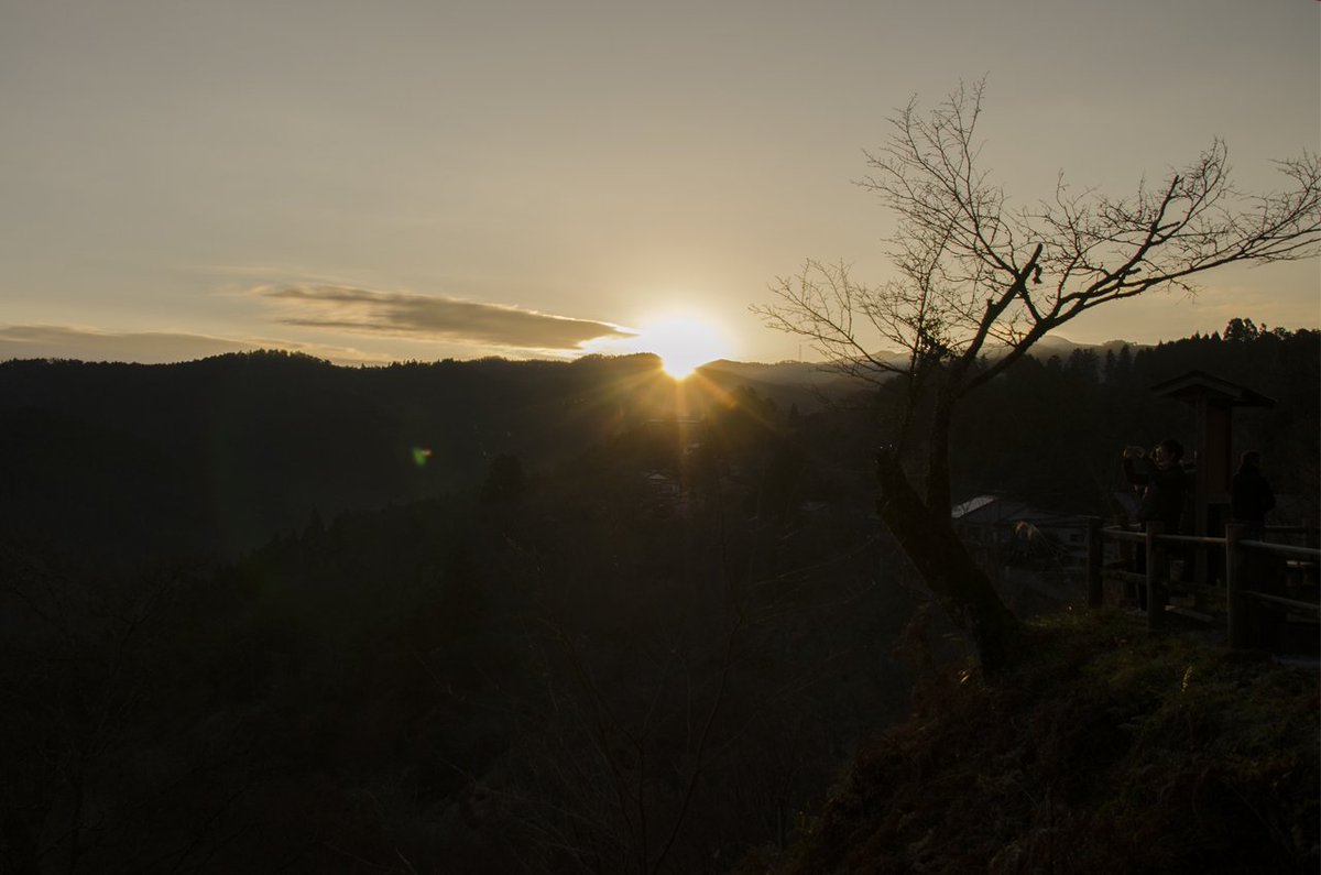 News_Yoshino's tweet image. 初日の出！

明けましておめでとうございます。
吉野山では午前７時32分頃から初日の出を観測する事が出来ました!

今年も宜しくお願い致します😊

 #初日の出    #firstsunrise　＃happynewyear