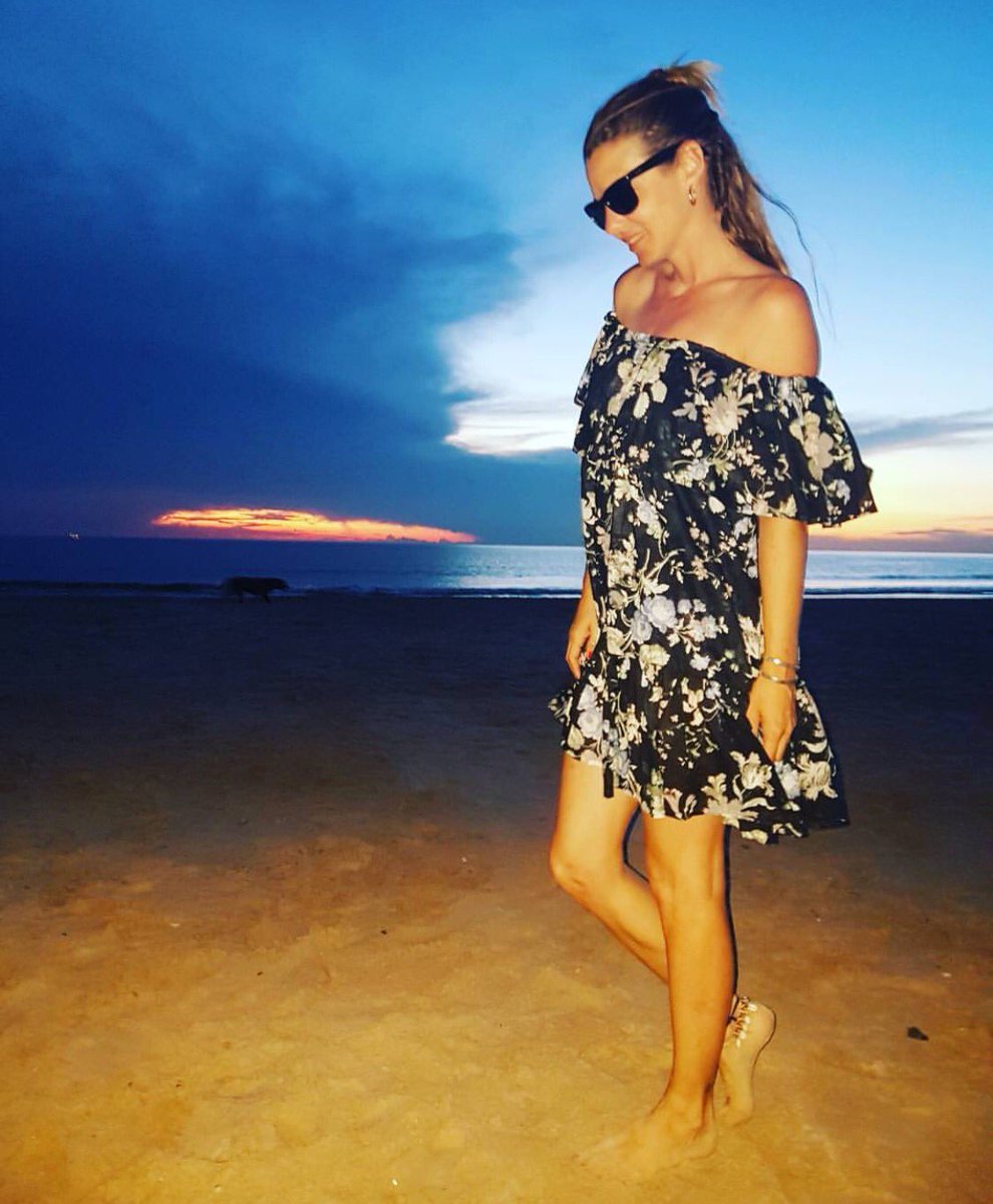 1982oficial's tweet photo. #Repost @gegeneumann with @repostapp
・・・
Ultimo atardecer de este lindisimo año!!! Con mi vestidito de @1982oficial https://t.co/uQhq14F3NX