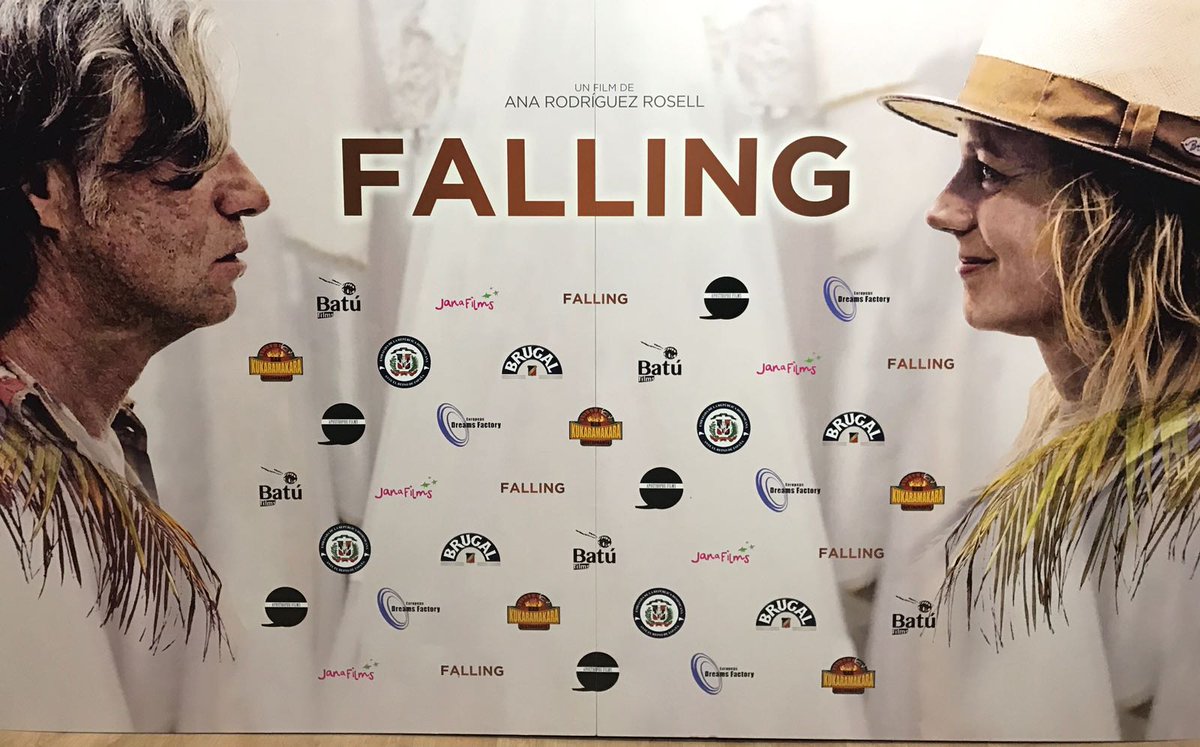 Estrenofalling's tweet photo. Desde @Estrenofalling y @janafilms  queremos desearos un #Feliz2017 lleno magia y cine!! https://t.co/vwsGW0anUX