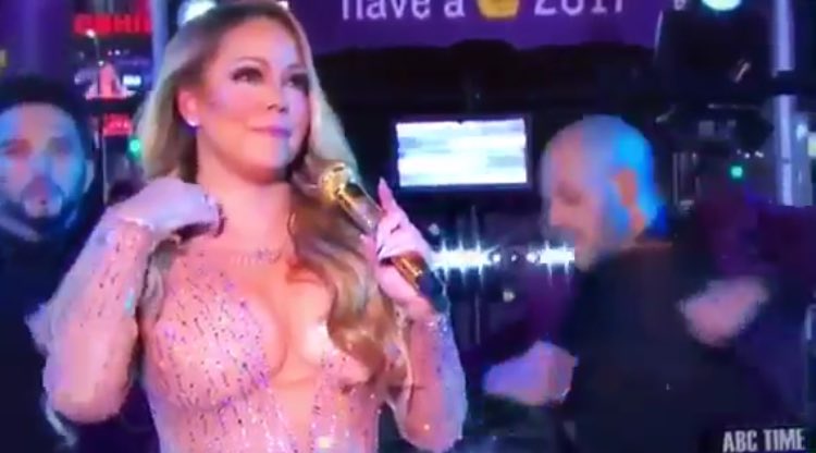 That Mariah Carey performance was such a 2016 way for 2016 to end...