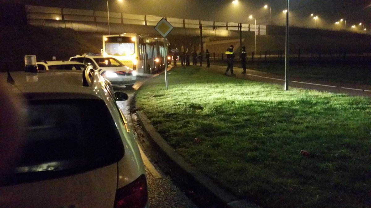 Zojuist met meerdere collega's tp op de Katijdeweg #Beesd ivm 'n vechtpartij in de bus. Groepje jeugd was wijselijk al vertrokken.